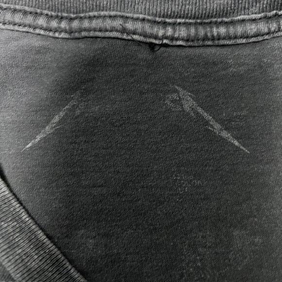 Women's Metallica Gray & White Soft Faded Worn Crewneck T-Shirt Size X-Large - Picture 4 of 6